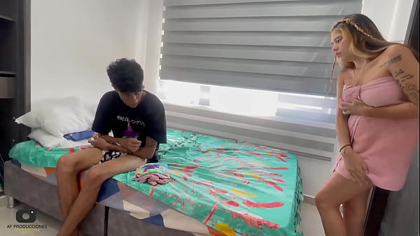 Mi tímida hermanastra me sorprende masturbándome con su ropa interior y me la follo duro hasta correrme en su culo. H.L.